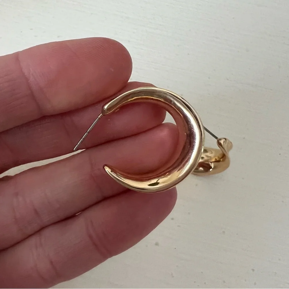 Small gold hoop earrings - Picture 4 of 7